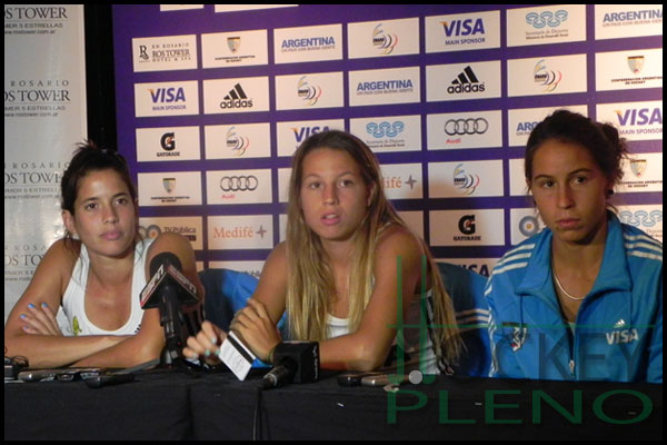 Mariela Scarone, Delfina Merino y Sofía Maccari en conferencia de Prensa